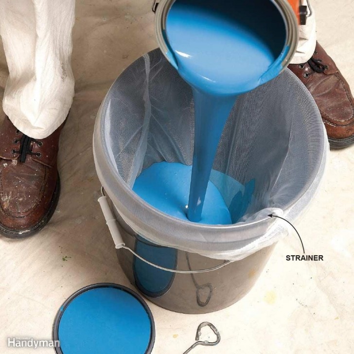 Antes de começar a pintar, despeje toda a tinta dos diferentes potes em um balde maior e coe para remover grumos.