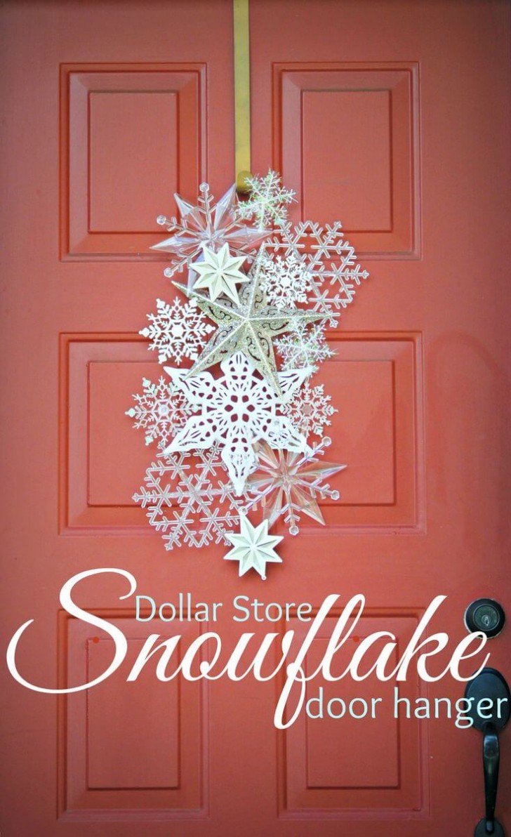 5. Fabbricate tanti cristalli di neve, o acquistatene di varie forme: guardate che bella decorazione per la porta d'ingresso!