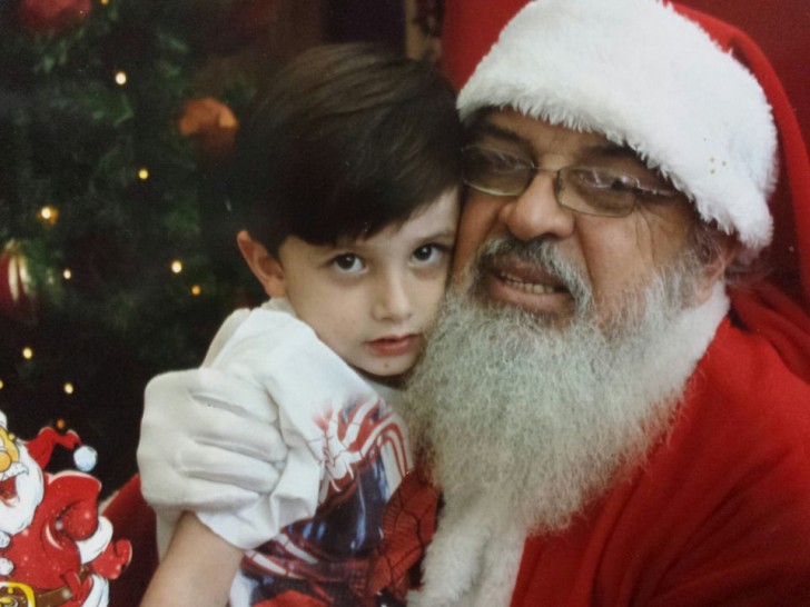 1. Plutôt effrayant comme père Noël, et le petit semble en être conscient....
