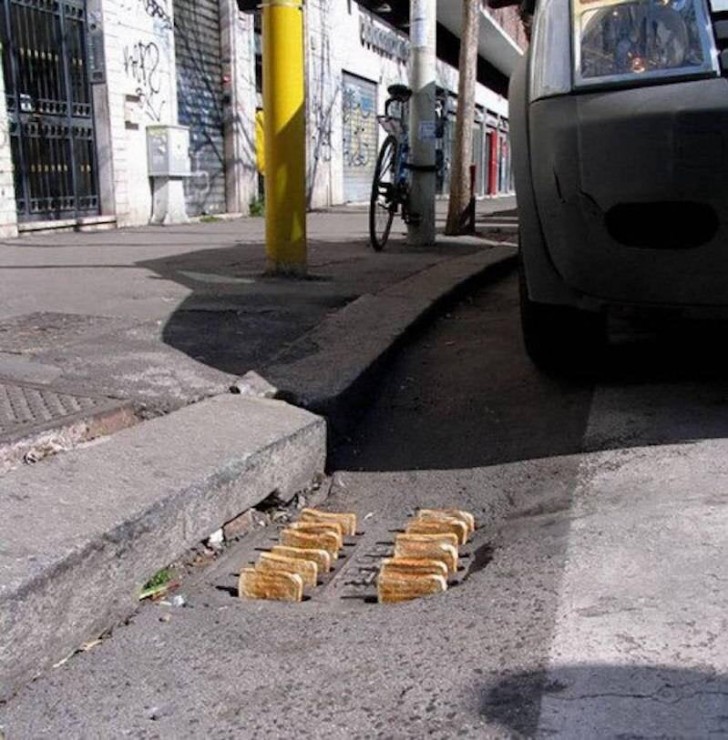 14. Het antwoord is ja: iemand heeft daadwerkelijk sneetjes brood op het rooster van het asfalt gelegd - een ongebruikelijke versie van de broodrooster.