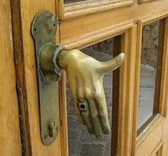 15. Je wilt de deur openen en merkt dat je de deurkruk moet begroeten met een krachtige handdruk: was dat echt nodig?
