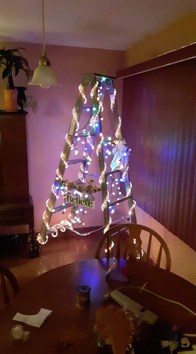 1. De vorm lijkt erop, dus waarom zou je de ladder niet versieren met lichtjes en er een alternatieve kerstboom van maken?