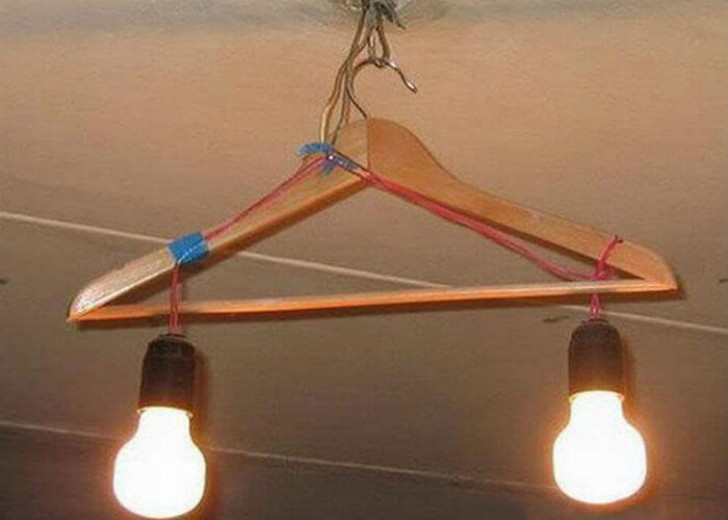 10. Deze lampen moesten uit elkaar worden geplaatst: een hanger en wat plakband loste het probleem op.