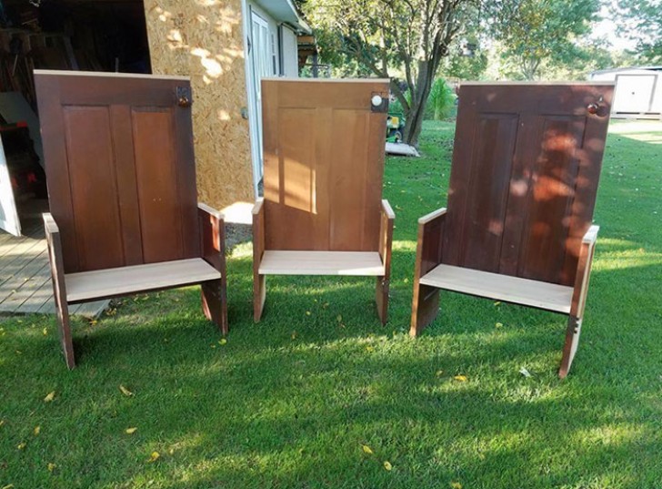 13. Ces chaises ont été fabriquées avec des portes : leur confort est peut-être discutable, mais l'imagination de ceux qui les ont réalisées, non !
