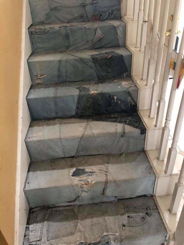 3. Der klassische Teppich wird nicht mehr verwendet, aber die Treppe muss geschützt werden. Warum also nicht alte Jeans verwenden?