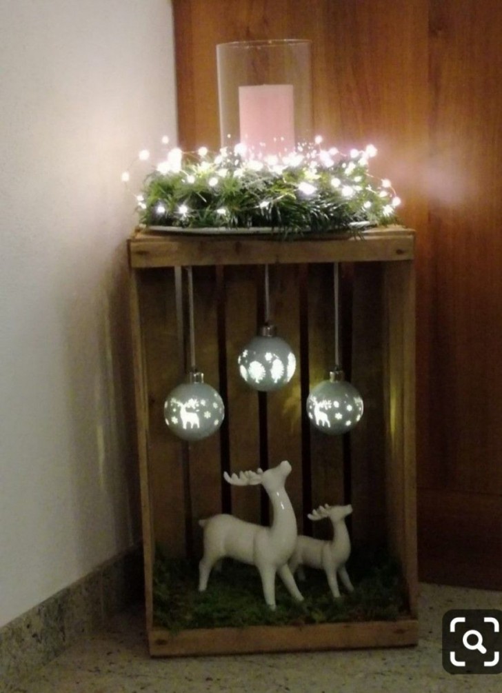 5. Con qualche pallina del'albero di Natale (queste sono anche illuminate) e figure di una scenetta invernale si crea una delicata decorazione piena di magia