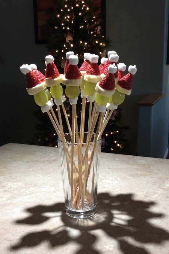 14. Eine weitere Idee für Obst: Mini-Grinches mit Weintrauben, Bananen und Erdbeeren