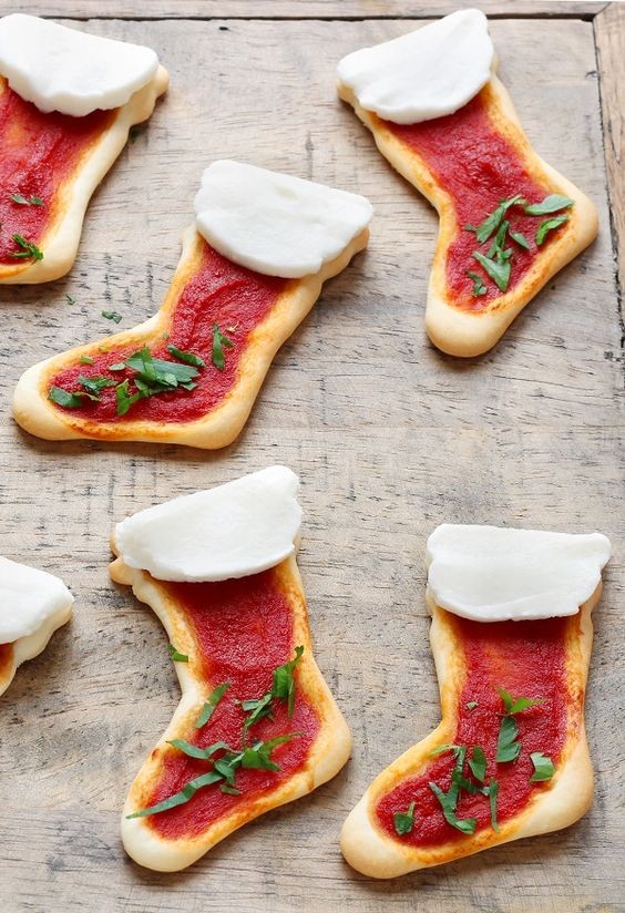 15. Et que diriez-vous de petites pizzas en forme de bottes de Père Noel ?