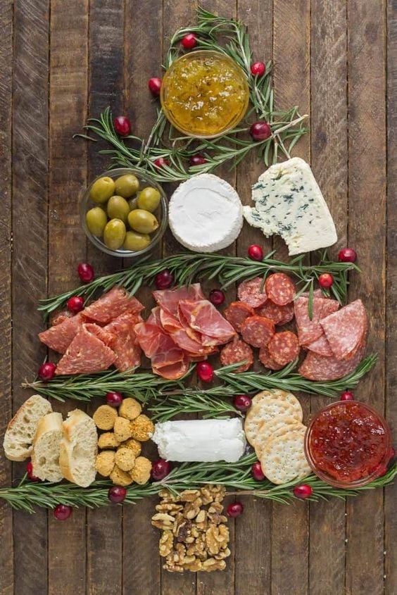 3. Ou du saucisson, du fromage et des olives. Avec des branches de romarin qui divisent les différentes portions