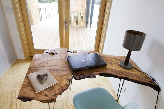 4. Una lastra di tronco per una scrivania unica