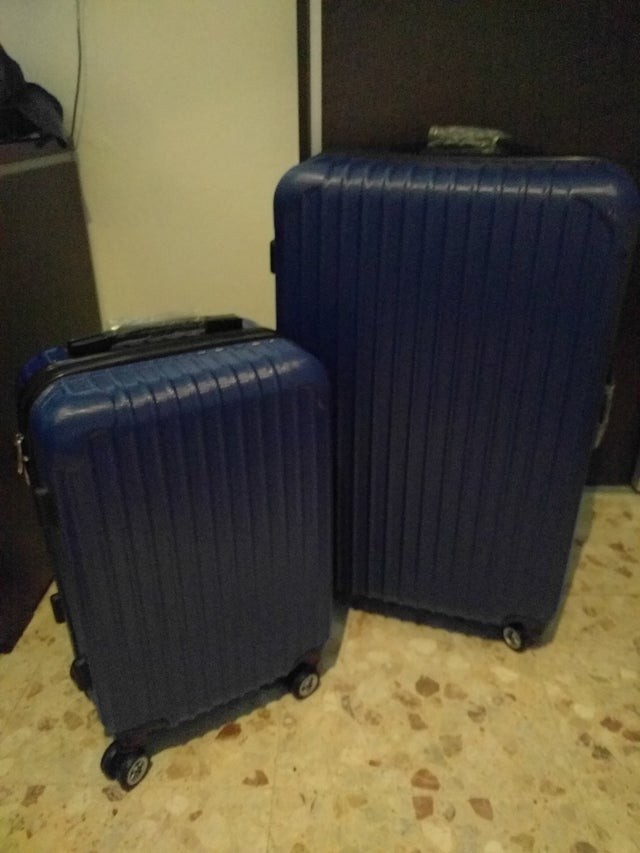 Jag är 24 år och bor fortfarande hos mina föräldrar. Till jul gav de mig två resväskor... försöker de säga något kanske?