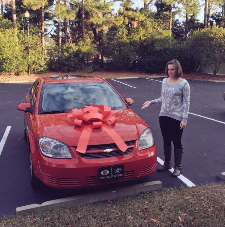 Min fru ville ha en bil till jul så allt jag gjorde var att sätta en gigantisk rosett på vår gamla bil!
