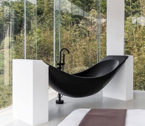 13. Diese modern gestaltete Badewanne mit geschwungenen Linien ähnelt einer Hängematte. Wer möchte nicht so ein Bad haben?