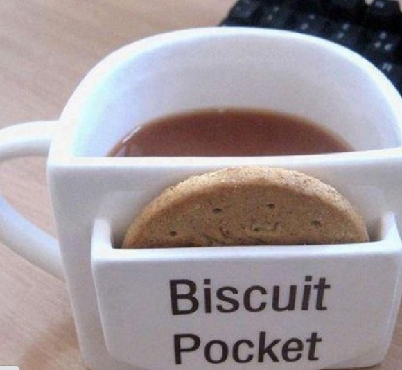 3. L'exemple de la façon dont le design peut satisfaire un besoin : cette tasse est conçue pour ceux qui aiment accompagner leur café d'un biscuit.
