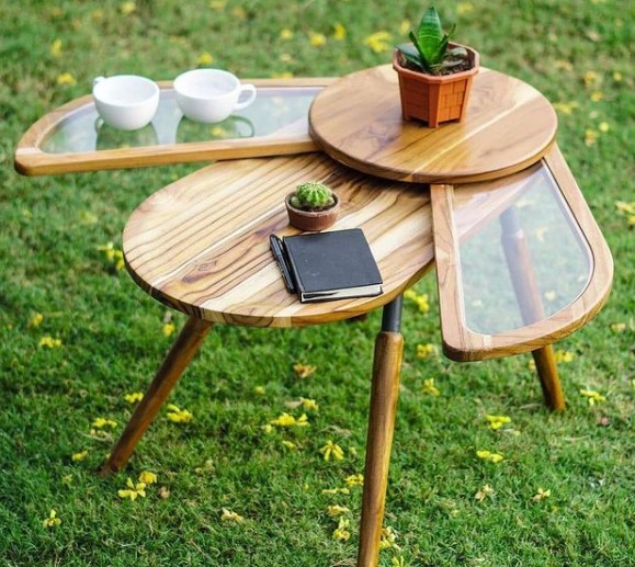 4. Selbst ein einfacher Tisch kann zu einem schön anzusehenden und für seine verschiedenen Funktionen nützlichen Objekt werden.