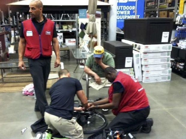 10. Der Rollstuhl dieses Mannes ging in einem Geschäft kaputt und diese Mitarbeiter beschlossen prompt, ihn zu reparieren.