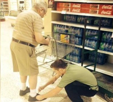 12. Der Supermarktmitarbeiter bückt sich unaufgefordert, um einem älteren Herrn den Schuh zu binden: Anderen zu helfen ist die schönste Arbeit.