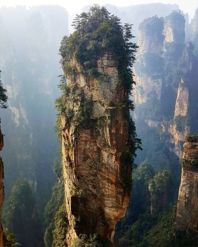 1. Die Avatar-Berge im Zhangjiajie-Park in China: ein magischer Ort, der die Kulisse für James Camerons berühmten Film bildete
