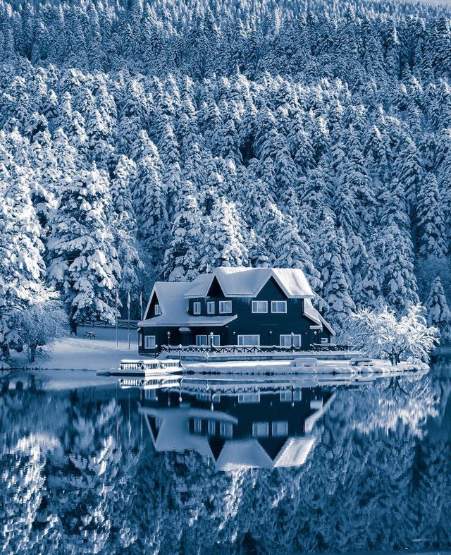 6. Wer würde nicht gerne in diesem kleinen Haus wohnen? Eine nahezu perfekte Wintereinstellung!