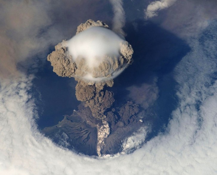 7. De uitbarsting van een vulkaan gezien van boven, heel ver van boven…