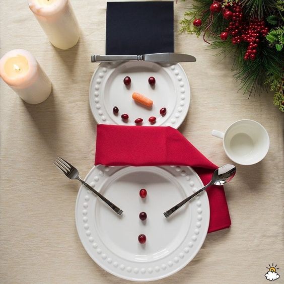 9. Et s'il y a des enfants à table, vous pourriez disposer les assiettes en forme de bonhomme de neige, avec la serviette rouge comme écharpe