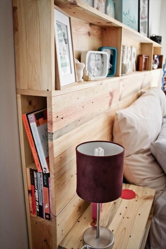 9. Ein maßgefertigter Holzrahmen mit nützlichen Fächern zur Aufbewahrung von Büchern und anderen Gegenständen macht einen Nachttisch praktisch überflüssig