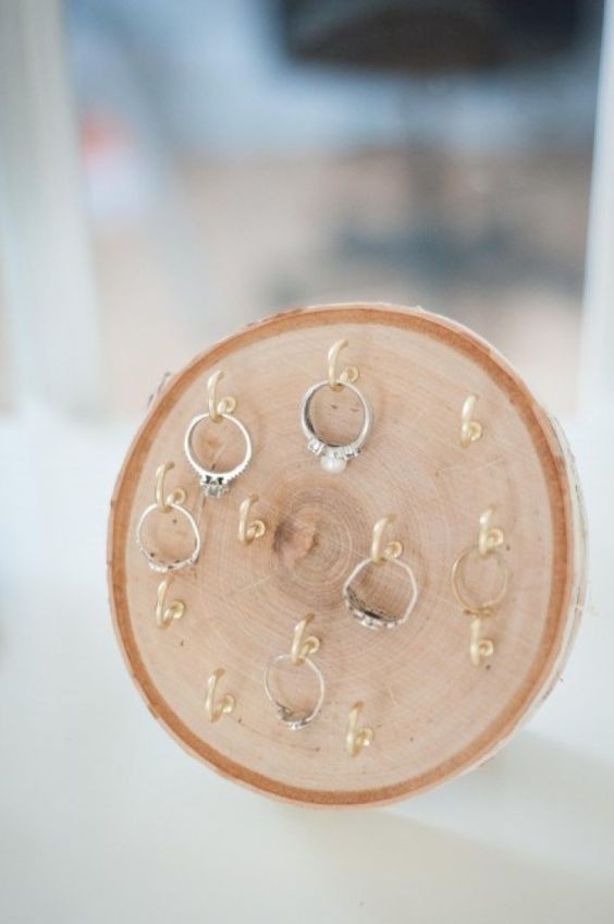 10. Des crochets sur un disque de bois, parfait pour les bijoux plus petits et légers