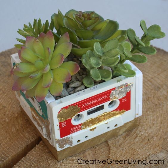 4. Un petit pot fait de vieilles cassettes