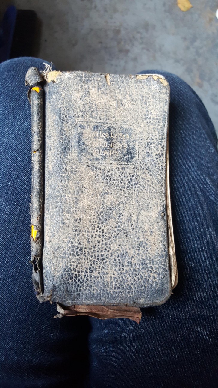 3. Een man die in de recycling werkt, vond een dagboek dat dateert uit 1941, maar de zeldzaamste dingen die je kunt zien, zijn binnenin te vinden.