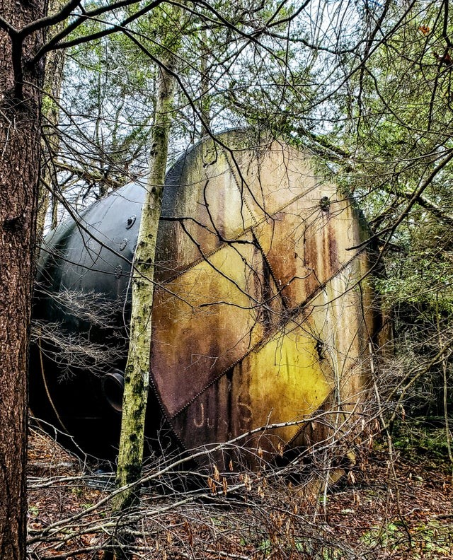 1. J'ai trouvé ce cylindre métallique en plein milieu d'une forêt : c'est peut-être un récipient pour liquides ?