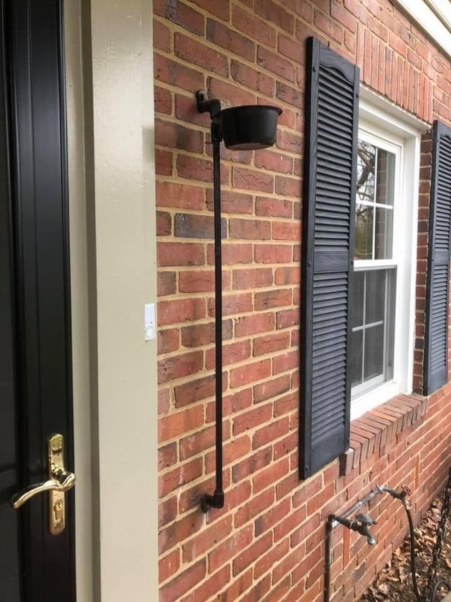 13. Vor der Tür dieses Hauses bemerkte ich eine Metallstange mit einer Untertasse, die auf und ab gleitet: kurios und geheimnisvoll, nicht wahr?