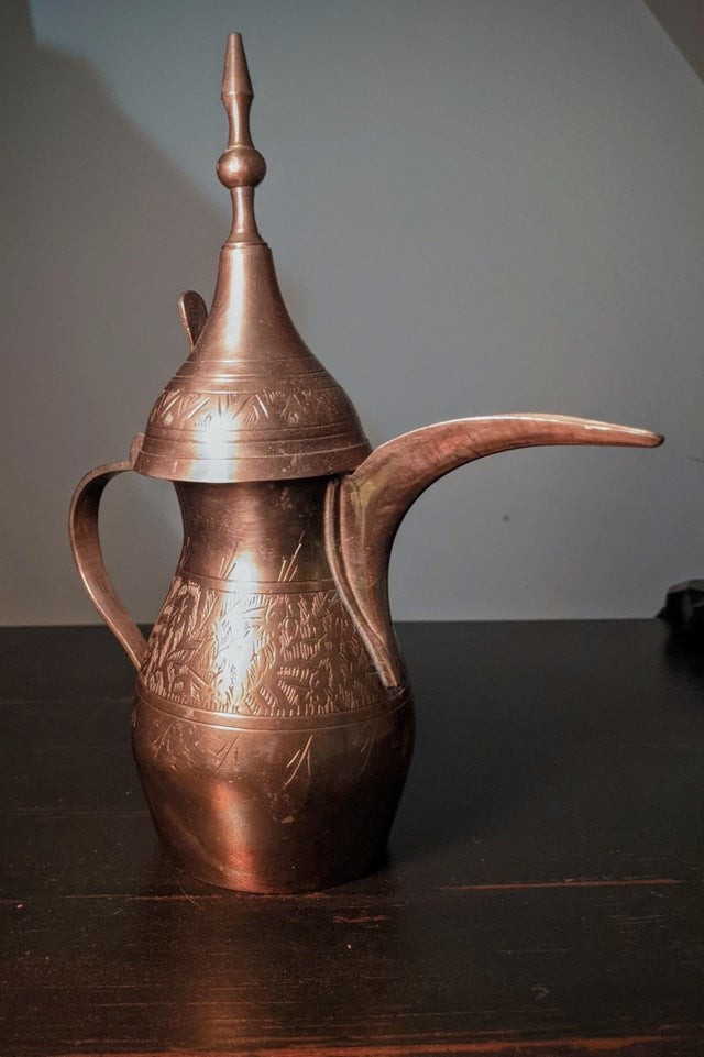 20. Wenn Sie sich fragen, wofür dieser originelle Metallbehälter mit langem Ausguss verwendet wird, sollten Sie wissen, dass es sich um eine "Dallah" handelt, eine alte und traditionelle arabische Kaffeekanne!
