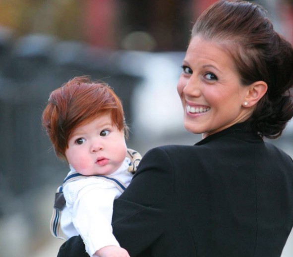 1. Appena vedono il bimbo, tutte le persone del quartiere chiedono alla mamma qualcosa sui suoi capelli.