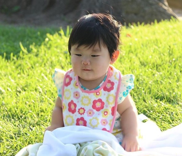 10. Con la sua chioma nera e morbida questa bimba va al parco per suscitare invidia agli altri bimbi.