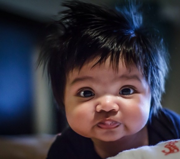 4. Anche questa bimba dalle dolcissime guance già a pochi mesi ha una chioma di capelli da far invidia.