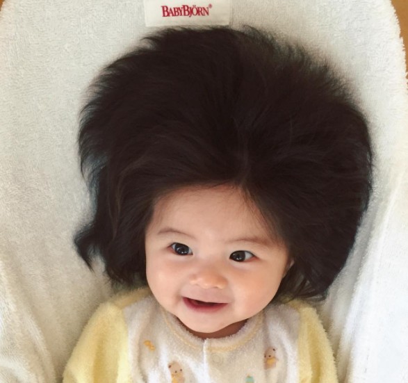 6. Wir sind uns ziemlich sicher, dass es keine Perücke ist? Um wie viele Zentimeter wachsen die Haare dieses kleinen Mädchens jeden Tag?