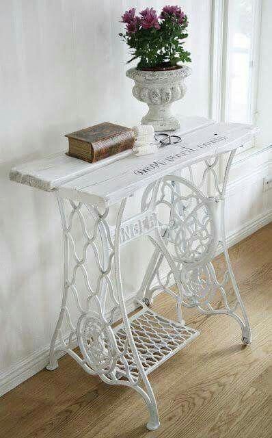 4. Antieke meubels op een originele manier hergebruikt, bijna altijd wit geschilderd, zoals de steun van een vintage naaimachine