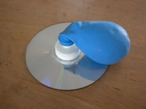 3. Een hovercraft knutselen met een CD en een ballon
