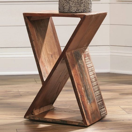 8. Een nachtkastje of salontafel met een originele vorm, gemaakt van gerecycleerde houten planken