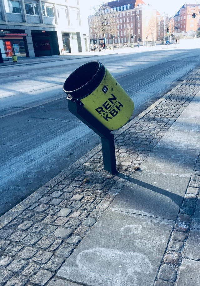 7. Deze vuilnisbakken, in Denemarken, zijn speciaal op die positie geplaatst om het voor fietsers gemakkelijker te maken om eromheen te fietsen