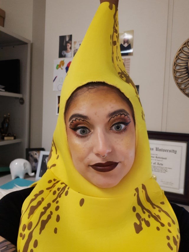 11. "Sono l'unica del mio ufficio di 30 persone che oggi è arrivata a lavora mascherata. In un costume da banana"