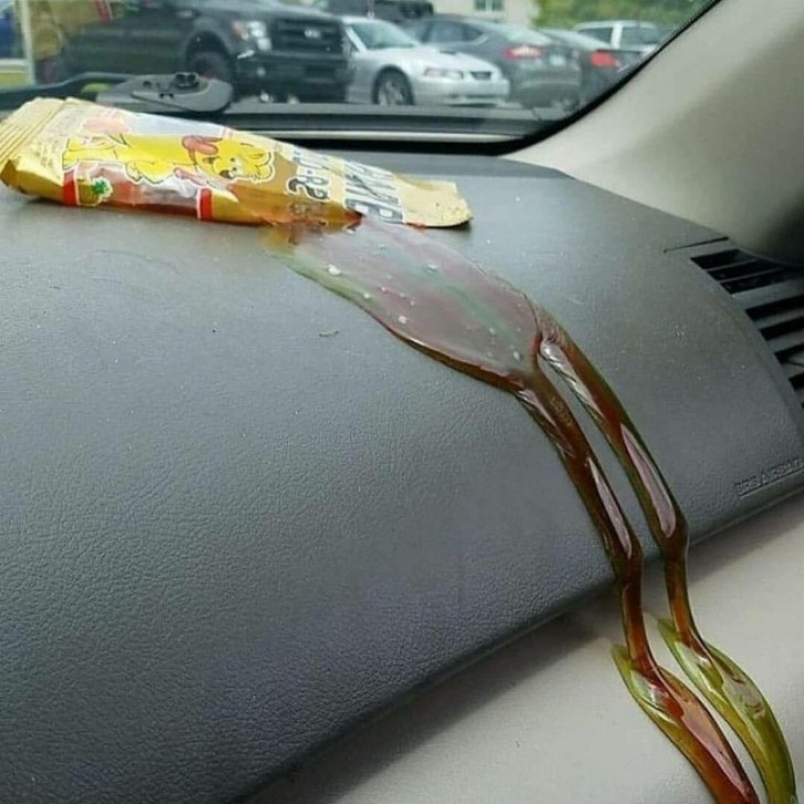 4. Wenn du ins Auto steigst und bemerkst, dass du das Tütchen mit Gummibärchen auf dem Armaturenbrett gelassen hattest. Und das Tütchen offen war ...