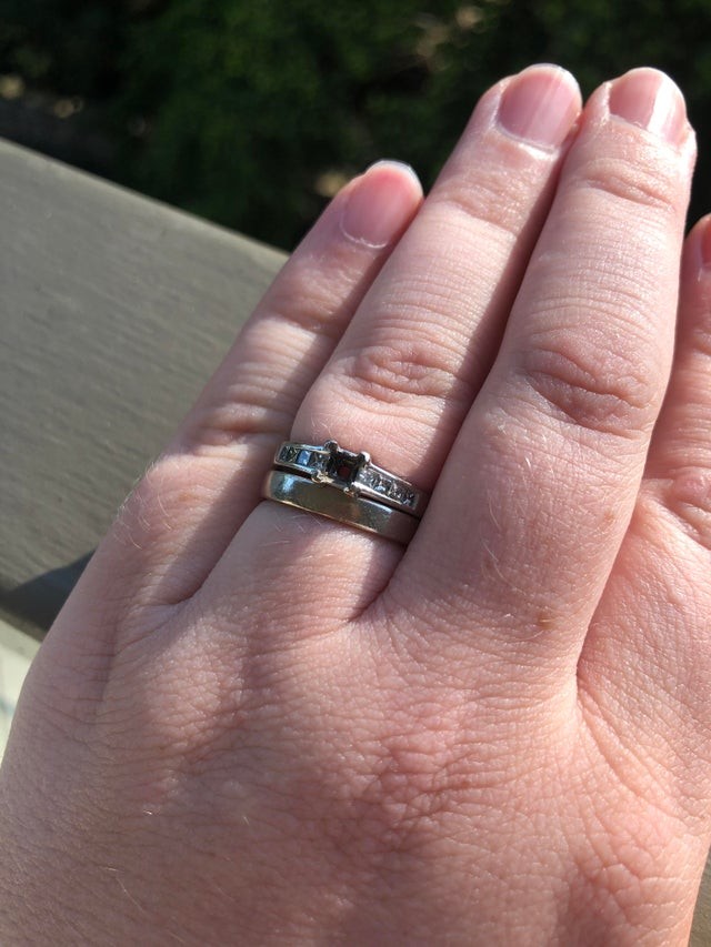7. Der Diamant meines Verlobungsrings ist heute abgefallen. Er hatte eine Zehn-Jahre-Garantie. Gestern war unser zehnter Hochzeitstag ...