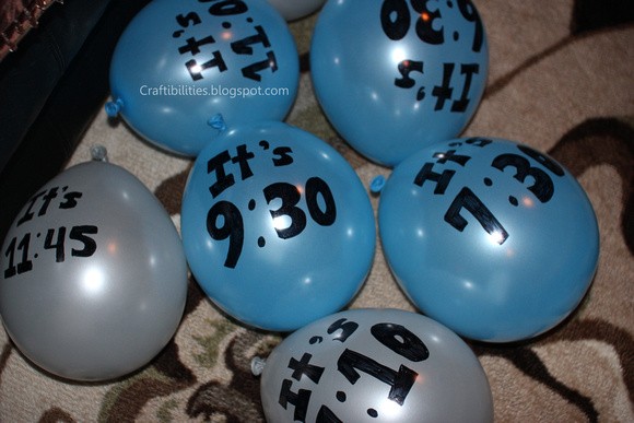4. Il countdown con i palloncini può essere esteso al resto della serata: aggiungete un biglietto all'interno per ogni orario, scrivendo qualcosa da fare