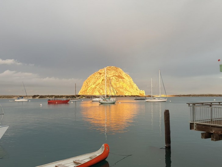 14. Ce rocher illuminé par le soleil ressemble à une énorme boule rougeoyante qui sort de la mer !