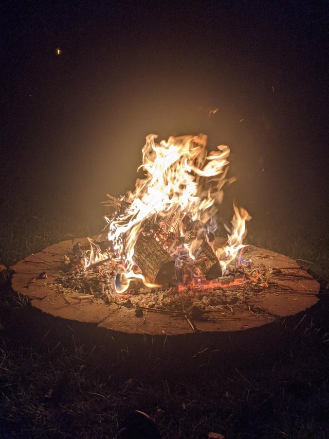 17. J'ai mis l'appareil photo de mon téléphone en mode "portrait" et c'est comme ça qu'il a saisi un feu dans un camping.
