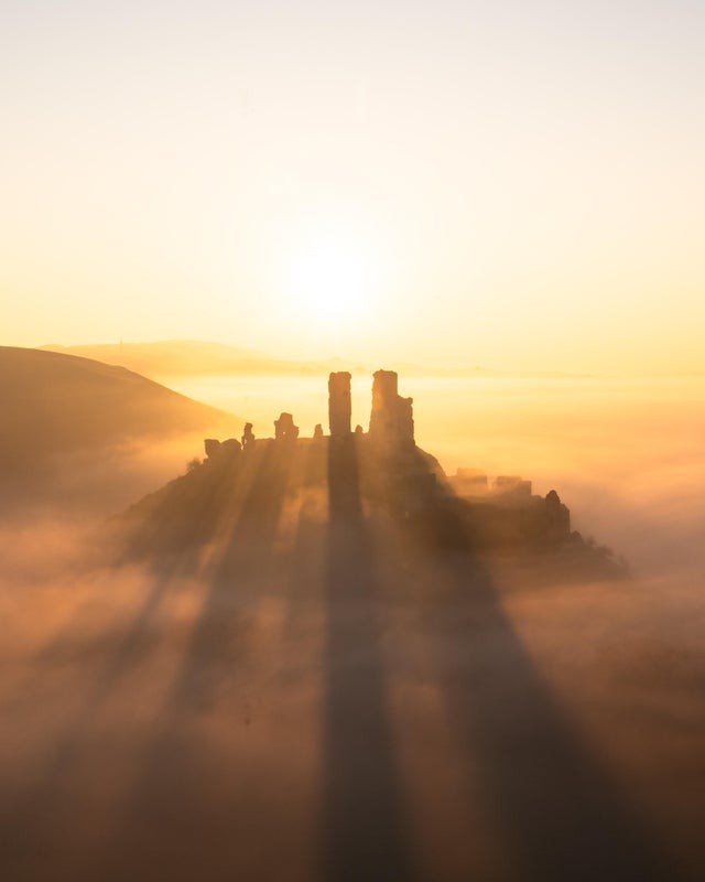 2. Corfe Castle, in Engeland: het lijkt ondergedompeld in de wolken van de dageraad