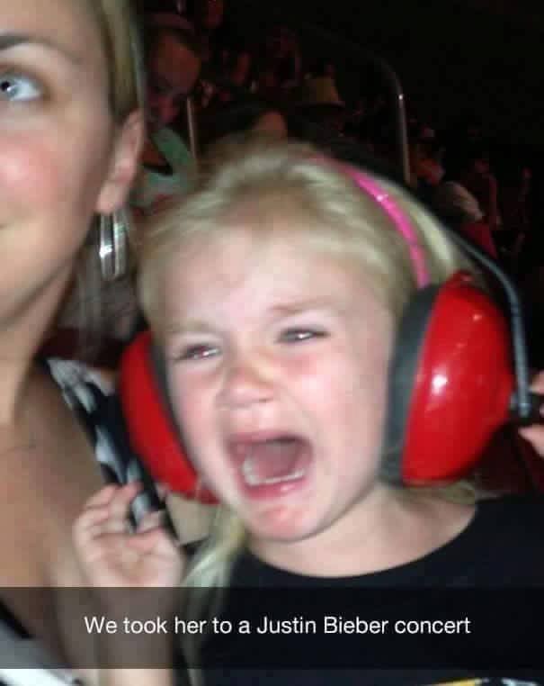 6. La niña llora porque los padres la han llevado a un concierto de Justin Bieber pero ella tiene otros gustos musicales.