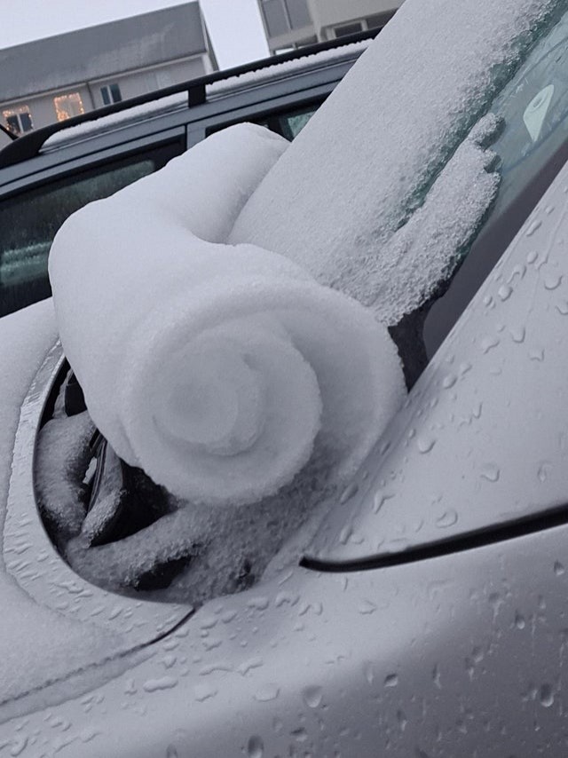 2. Eine "Rolle" aus Schnee, die sich auf der Windschutzscheibe eines Autos gebildet hat: So perfekt wäre sie nicht geworden, auch wenn man es tausendmal versucht hätte!