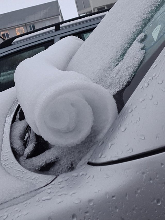 2. Een "rol" sneeuw die zich op de voorruit van een auto heeft gevormd: zelf zou je het nooit zo perfect krijgen, al zou je het duizend keer proberen!